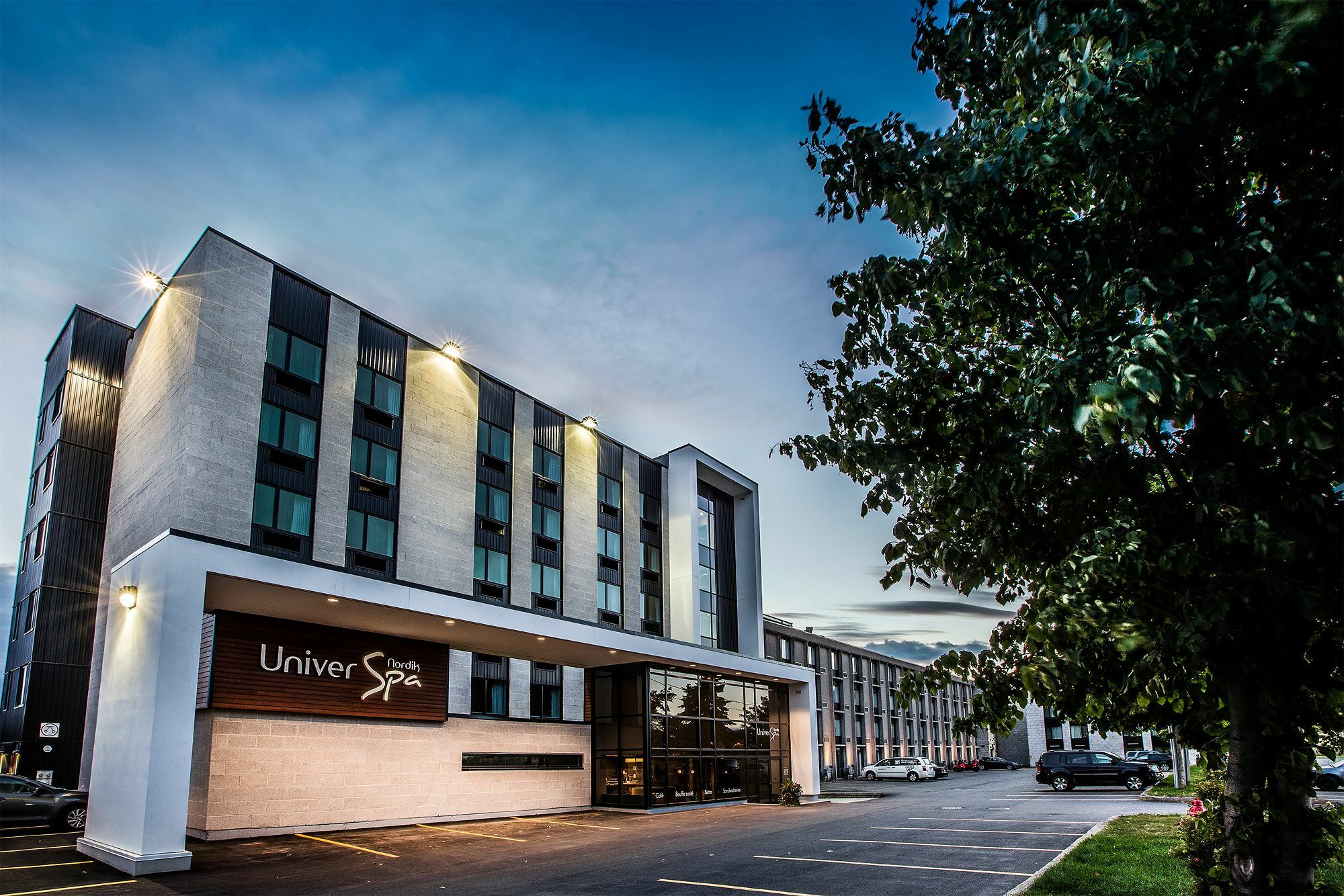 Why is the Hôtel Universel expanding its facilities?